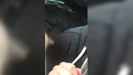 Мужик в машине облил лицо блондинки большим количеством спермы