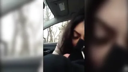 Длинноволосая брюнетка в машине делает своему ебарьку отсос и доводит до семяизвержения